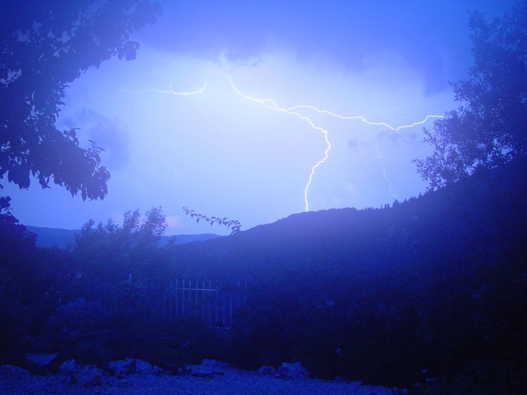 Remember: “When thunder roars, get indoors.” (Image from Wikipedia. By Yintan - Own work, CC BY 4.0, https://en.wikipedia.org/w/index.php?curid=52972095)